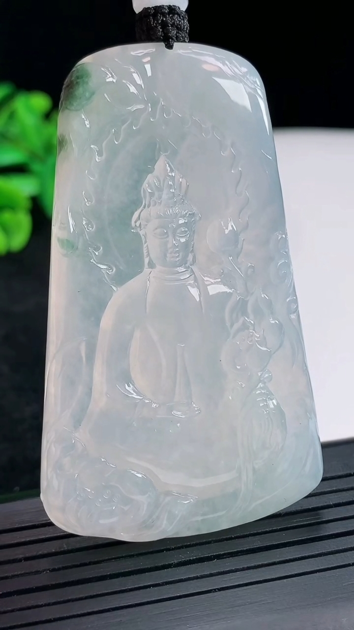 天然A货翡翠种飘花大势至菩萨吊坠，尺寸62-40-6.8重量:41.94g
4月21日