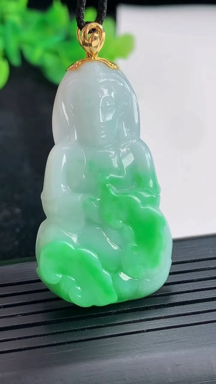 天然A货翡翠正装观音吊坠，尺寸44-26-5.5重量:12.42g
4月21日