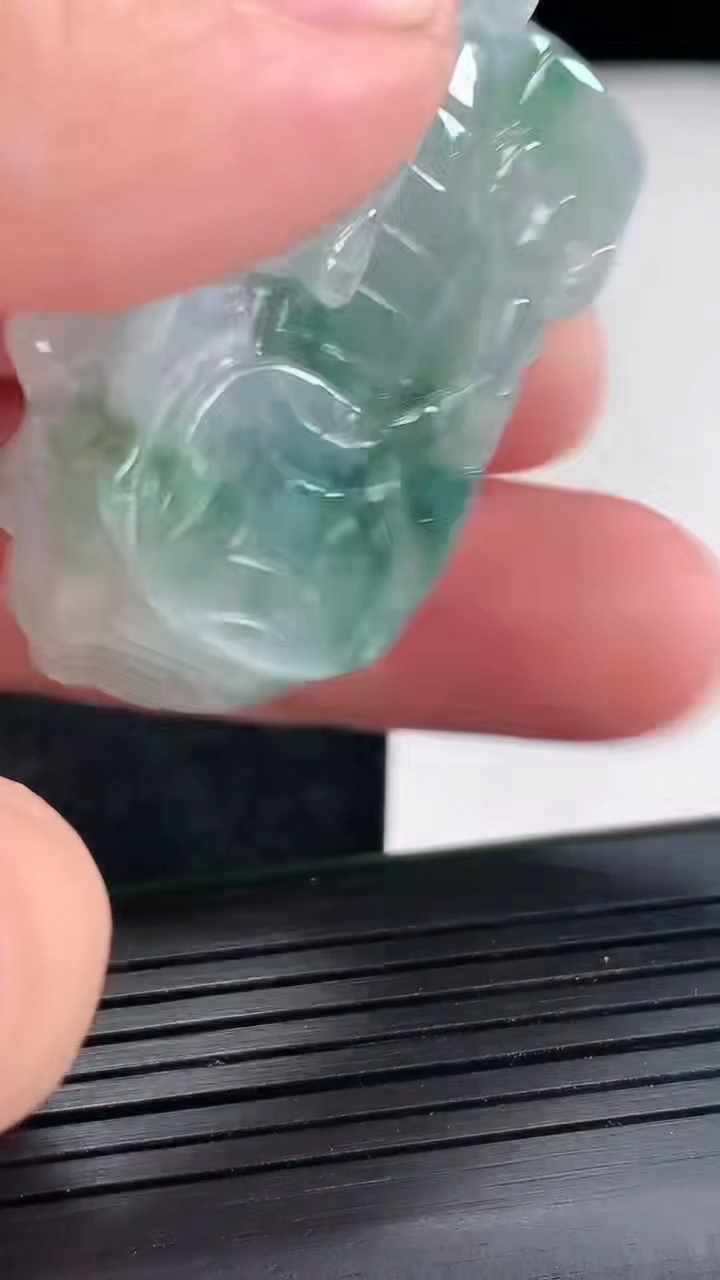 天然A货翡翠飘花貔貅吊坠，尺寸42.5-22.5-14.2重量:33.53g
4月21日