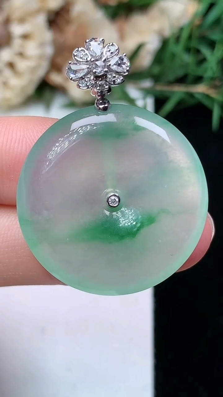 天然A货翡翠平安扣吊坠，尺寸26.5-4.7，重量:7.50g
4月21日