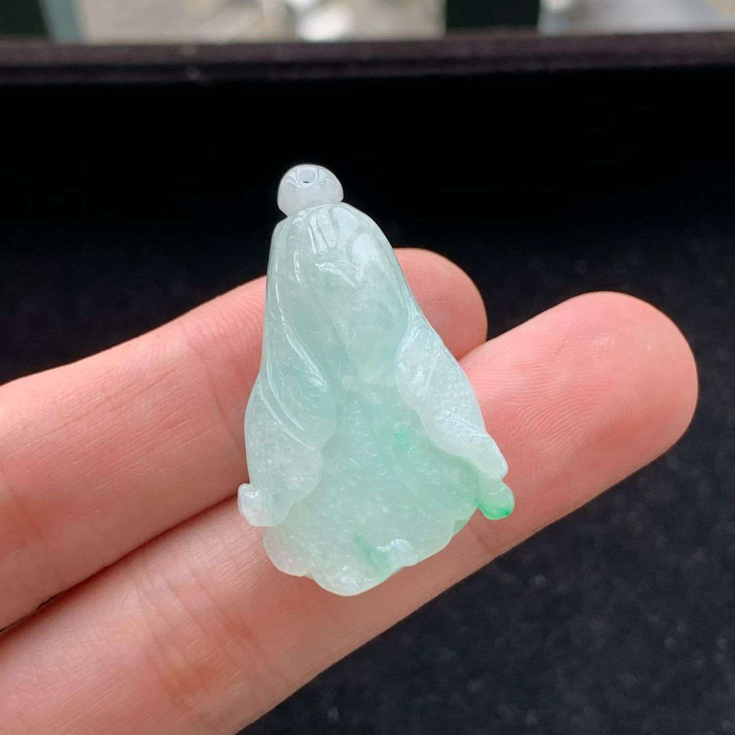 A货天然翡翠冰糯种飘绿白菜吊坠重量14.29g
4月21日