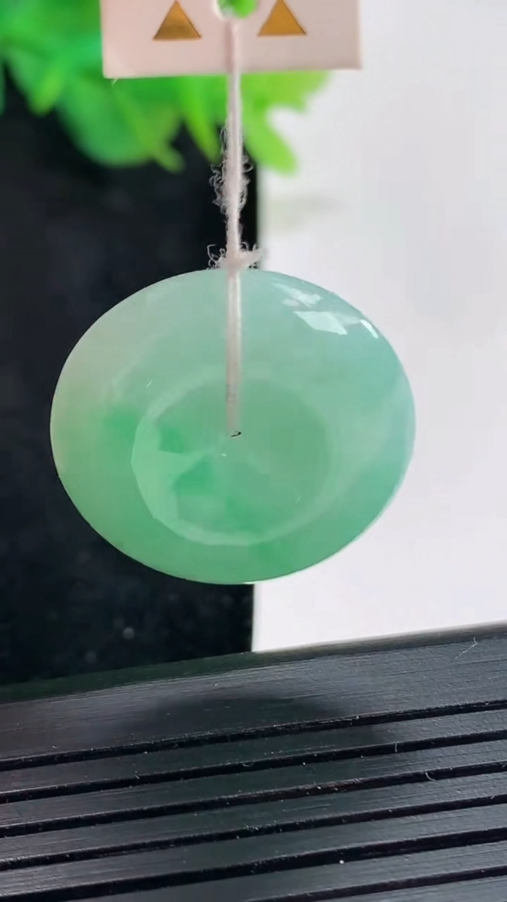 天然A货翡翠平安扣吊坠，尺寸23-6.2重量:6.93g
4月21日