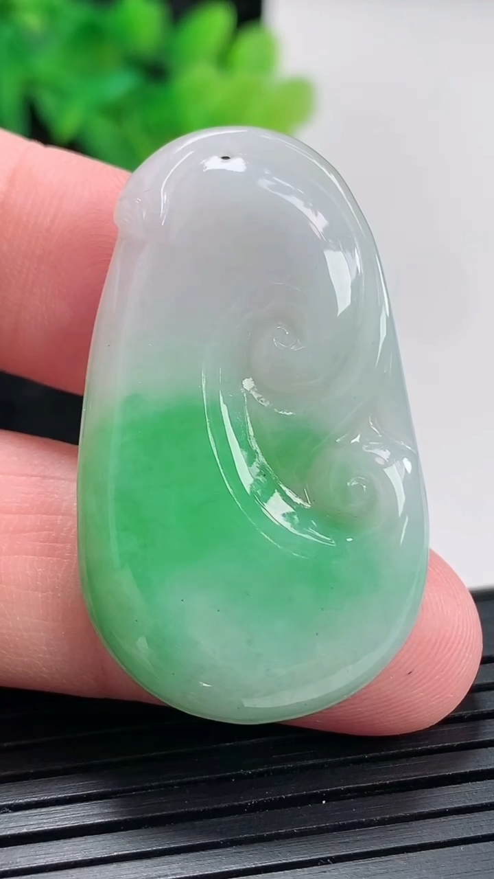 天然A货翡翠如意吊坠，尺寸41-24-4重量:8.38g
4月21日