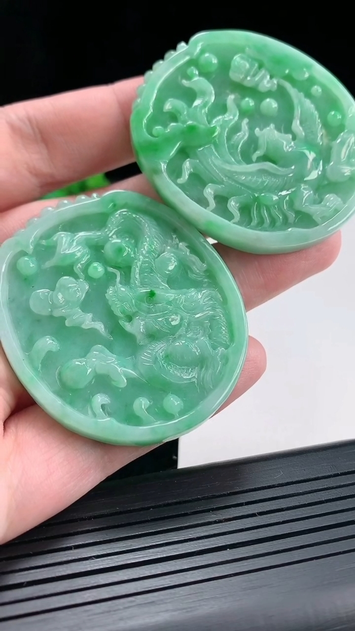 天然A货翡翠龙凤呈祥吊坠一对，尺寸51-45-5.5重量:56.97g
4月21日