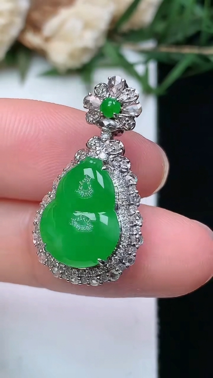 天然A货翡翠葫芦吊坠，尺寸26.3-14.3-10.3，裸石13.3-9.8，重量:4.00g
4月21日