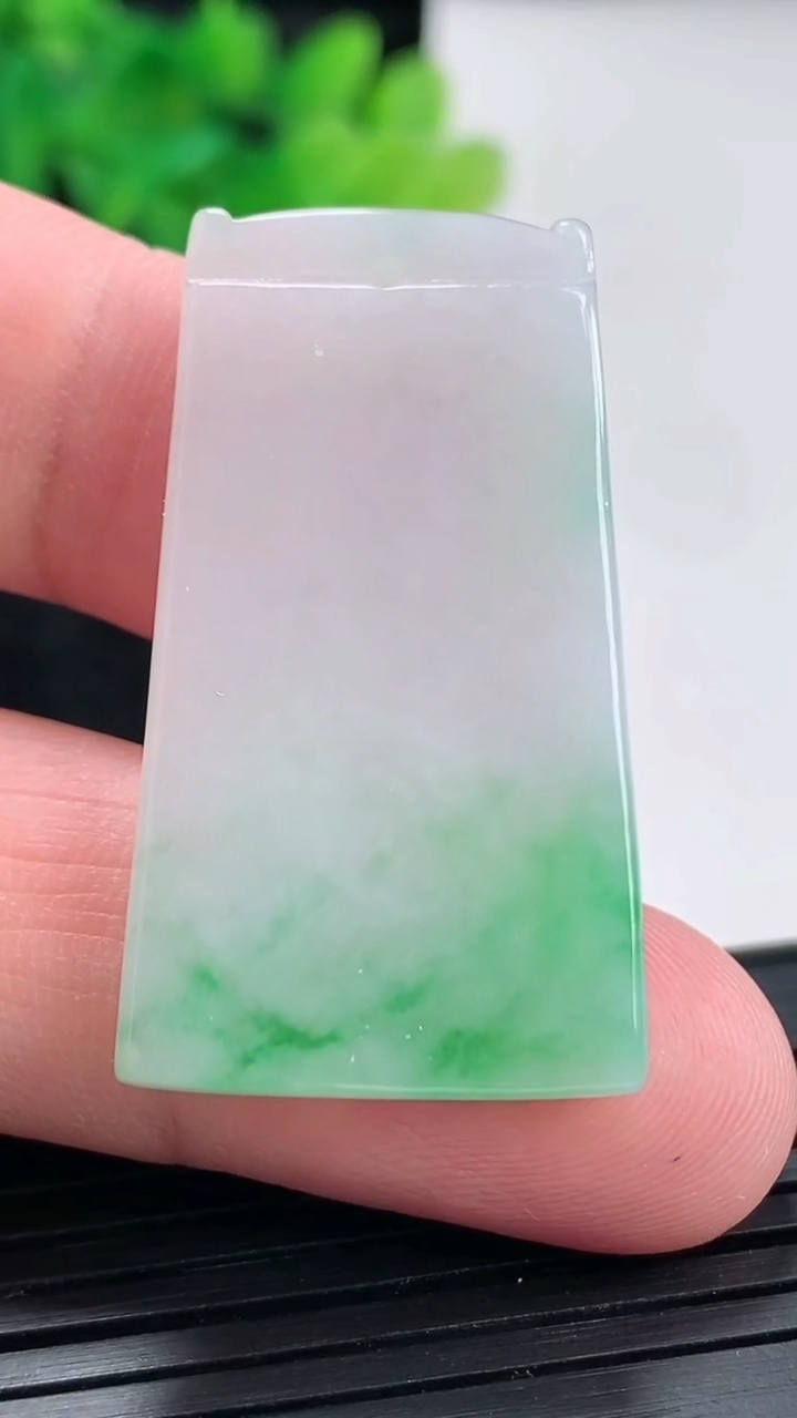 天然A货翡翠无事牌吊坠，尺寸38-21.8-3.8重量:9.41g
4月21日