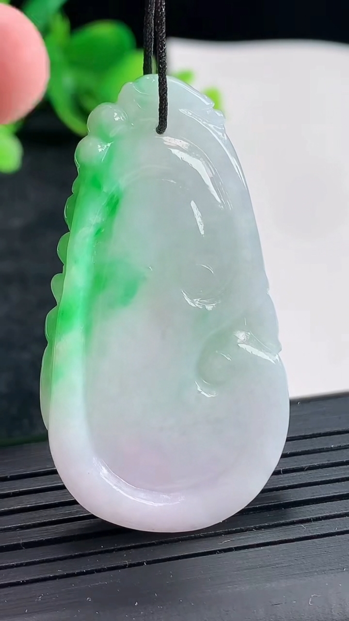 天然A货翡翠如意吊坠，尺寸50-28-5.5重量:15.70g
4月21日