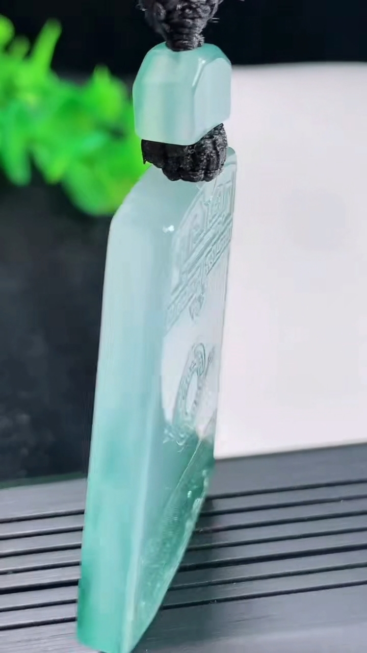 天然A货翡翠种飘花仿古无事牌吊坠，尺寸46-32.6-5.2重量:27.31g
4月21日