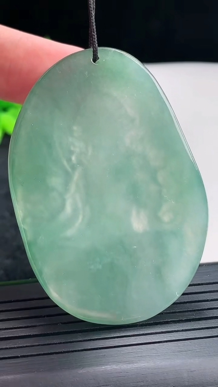 天然A货翡翠大势至菩萨吊坠，尺寸58.5-41-6重量:29.55g
4月21日