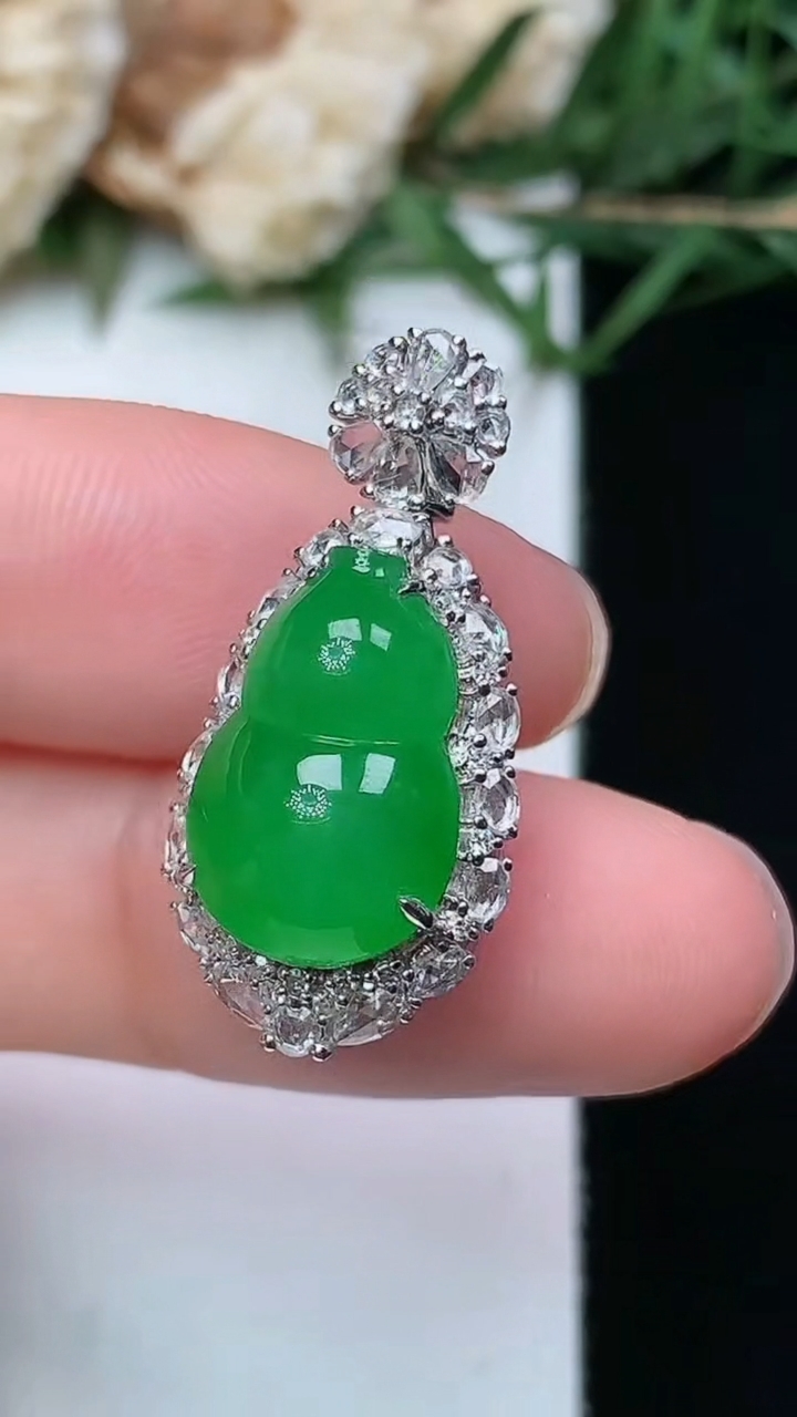 天然A货翡翠葫芦吊坠，尺寸25.9-12.5-12.3，裸石14.3-9.5，重量:4.12g
4月21日