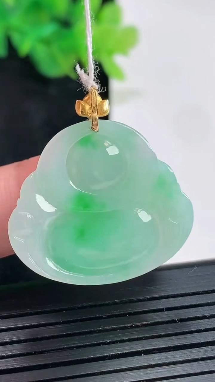天然A货翡翠佛公吊坠，尺寸25-28.6-5.2重量:5.95g
4月21日