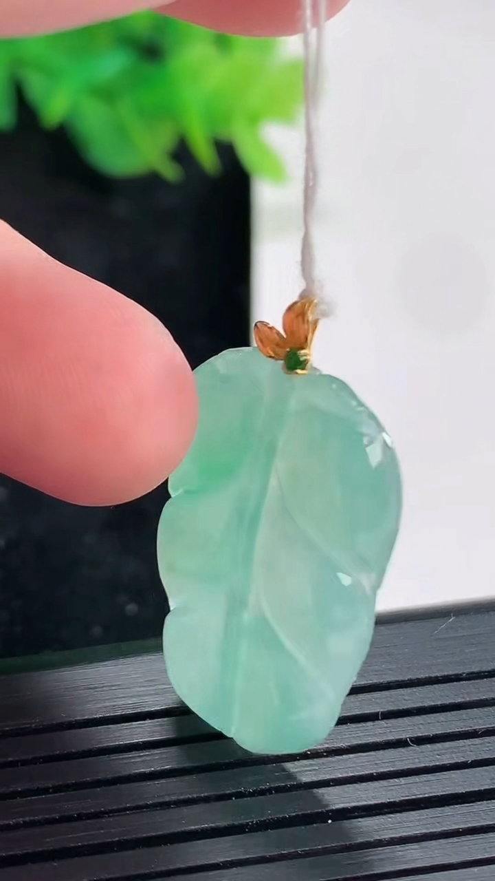 天然A货翡翠金枝玉叶 叶子吊坠，尺寸28-18.6-3.8重量:4.15g
4月21日