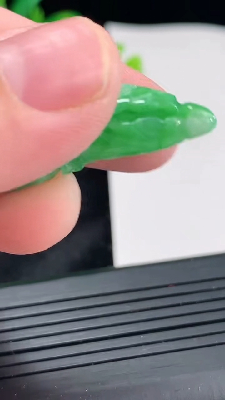 天然A货翡翠白菜吊坠，尺寸38-14.5-6.2重量:5.13g
4月21日