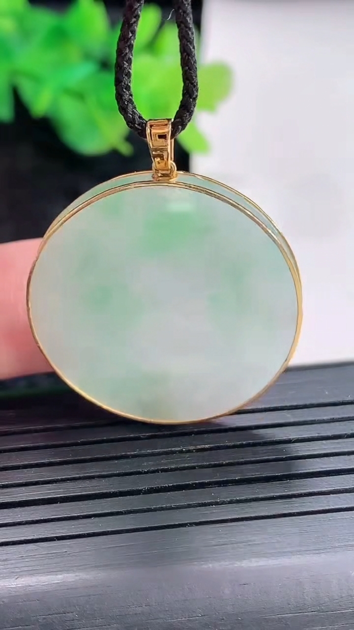 天然A货翡翠无事牌吊坠，尺寸29-3.2重量:6.07g
4月21日