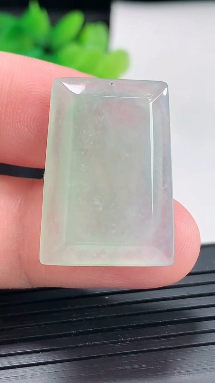 天然A货翡翠无事牌吊坠，尺寸28-20-4.8重量:5.76g
4月21日