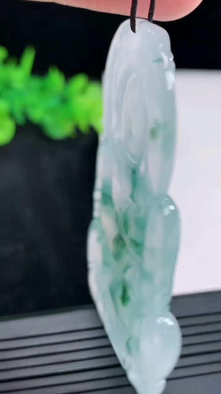 天然A货翡翠种飘花正装观音吊坠，尺寸66-40-6重量:27.04g
4月21日