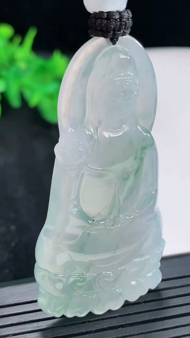 天然A货翡翠种飘花大势至菩萨吊坠，尺寸57.5-29.6-5重量:21.55g
4月21日