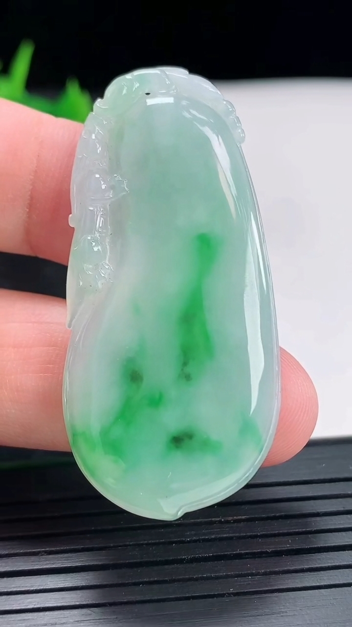 天然A货翡翠福瓜吊坠，尺寸5225-4.2重量:11.42g
4月21日