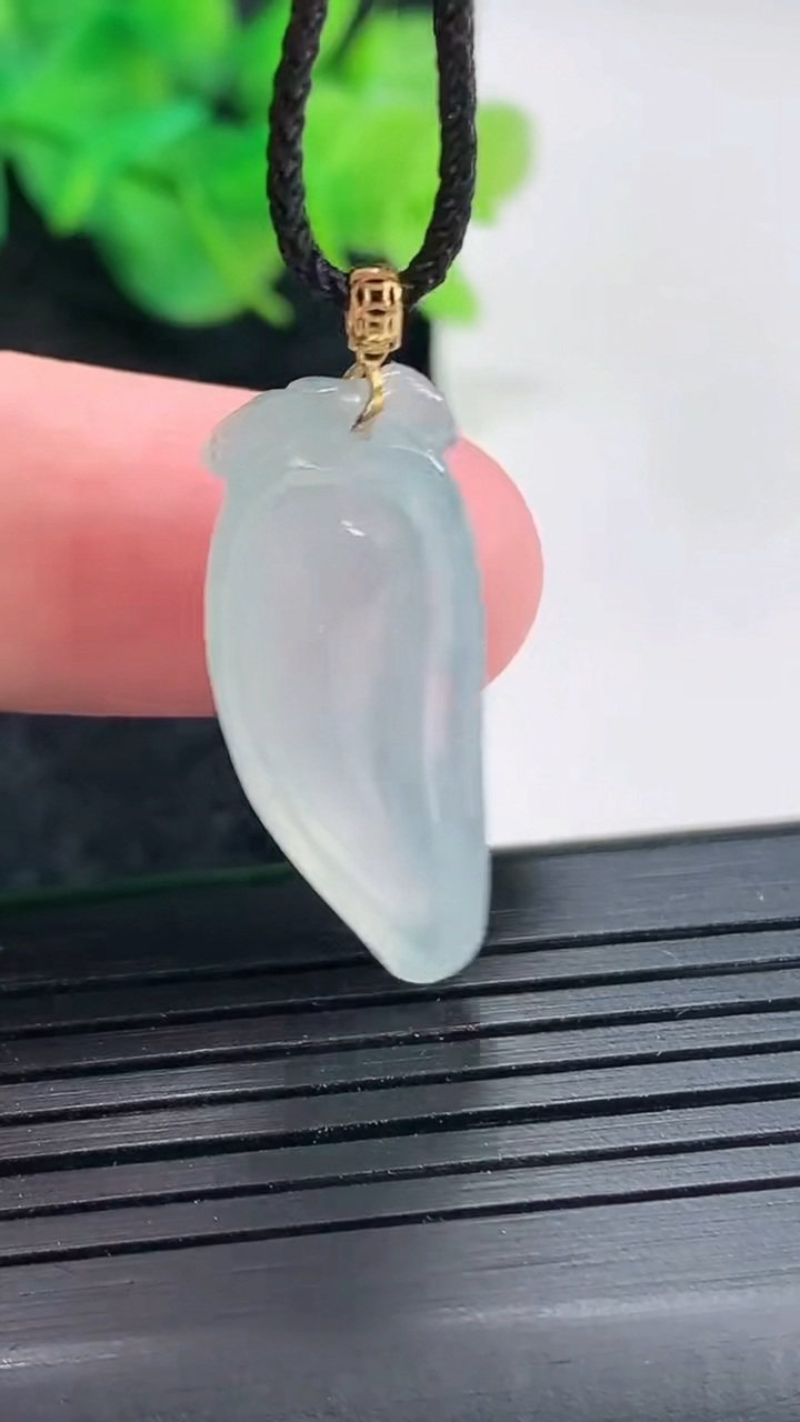 天然A货翡翠福瓜吊坠，尺寸29.5-11-7重量:2.98g
4月21日