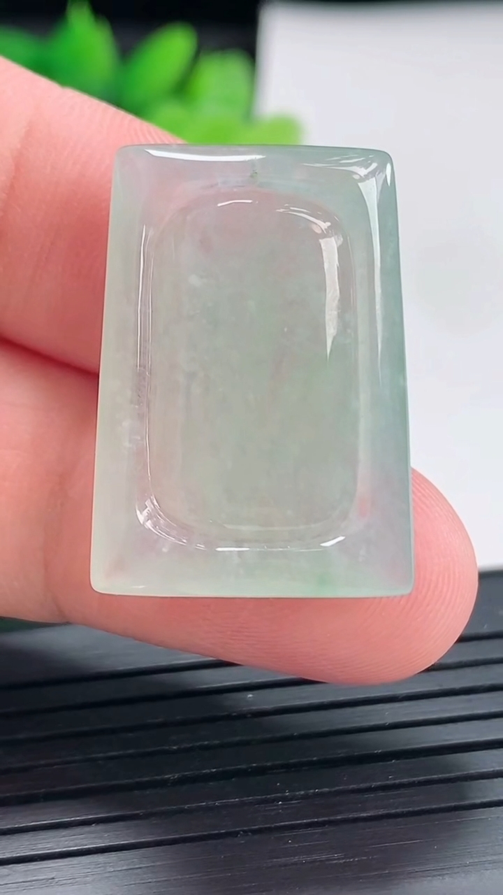 天然A货翡翠无事牌吊坠，尺寸28-20-4.8重量:5.76g
4月21日