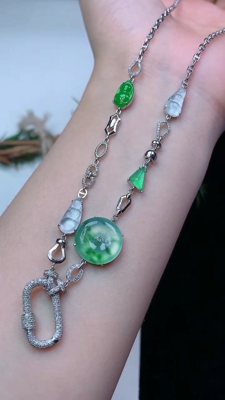 天然A货翡翠飘花平安扣项链，尺寸12.9-3.3，重量:9.96g
4月21日