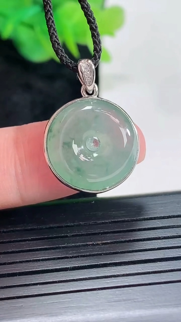 天然A货翡翠925银飘花平安扣吊坠，尺寸22-17-5，裸石16.5重量:g
4月21日