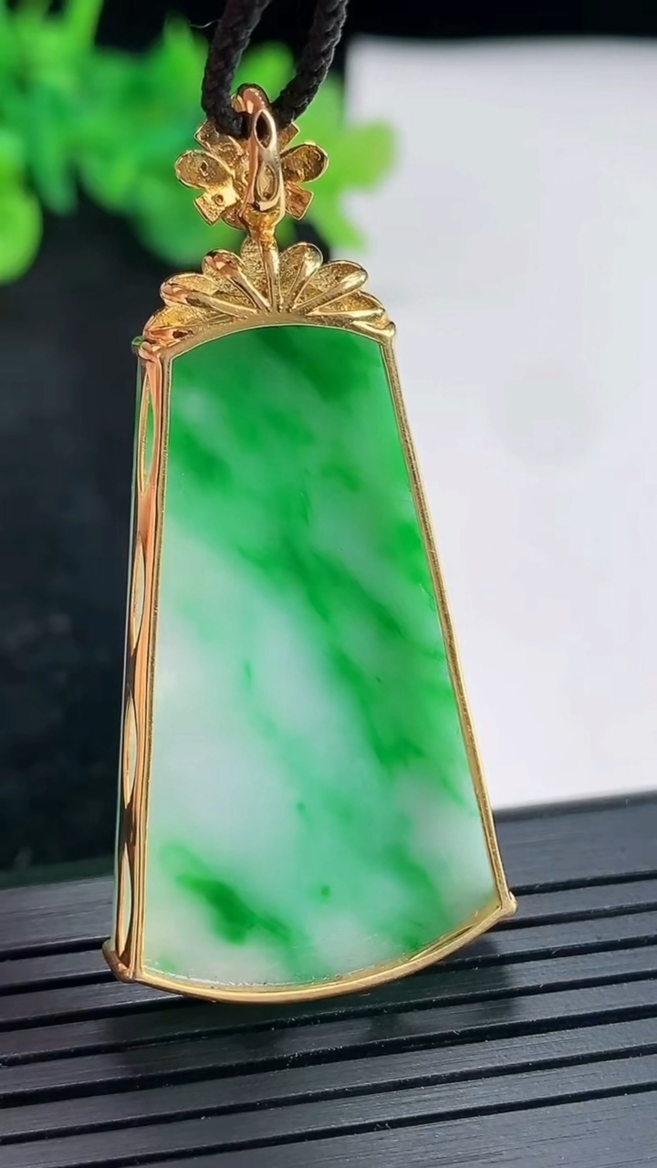 天然A货翡翠无事牌吊坠，尺寸52-24-5.8，裸石40-24重量:8.93g
4月21日