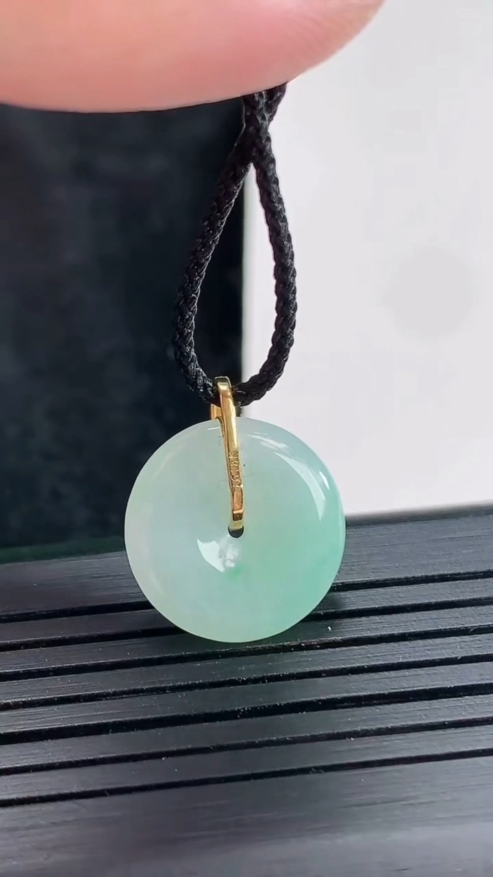 天然A货翡翠平安扣吊坠，尺寸16-4重量:2.28g
4月21日