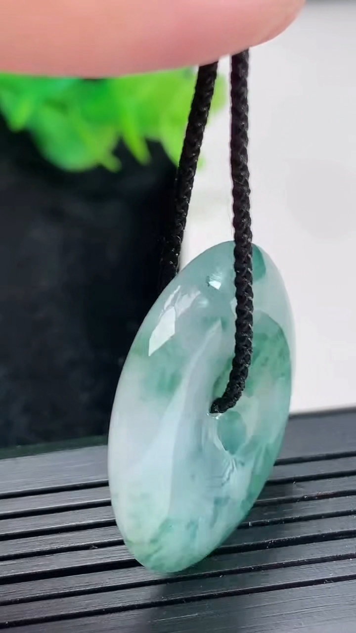 天然A货翡翠冰种飘花平安扣吊坠，尺寸30.5-6重量:11.25g
4月21日