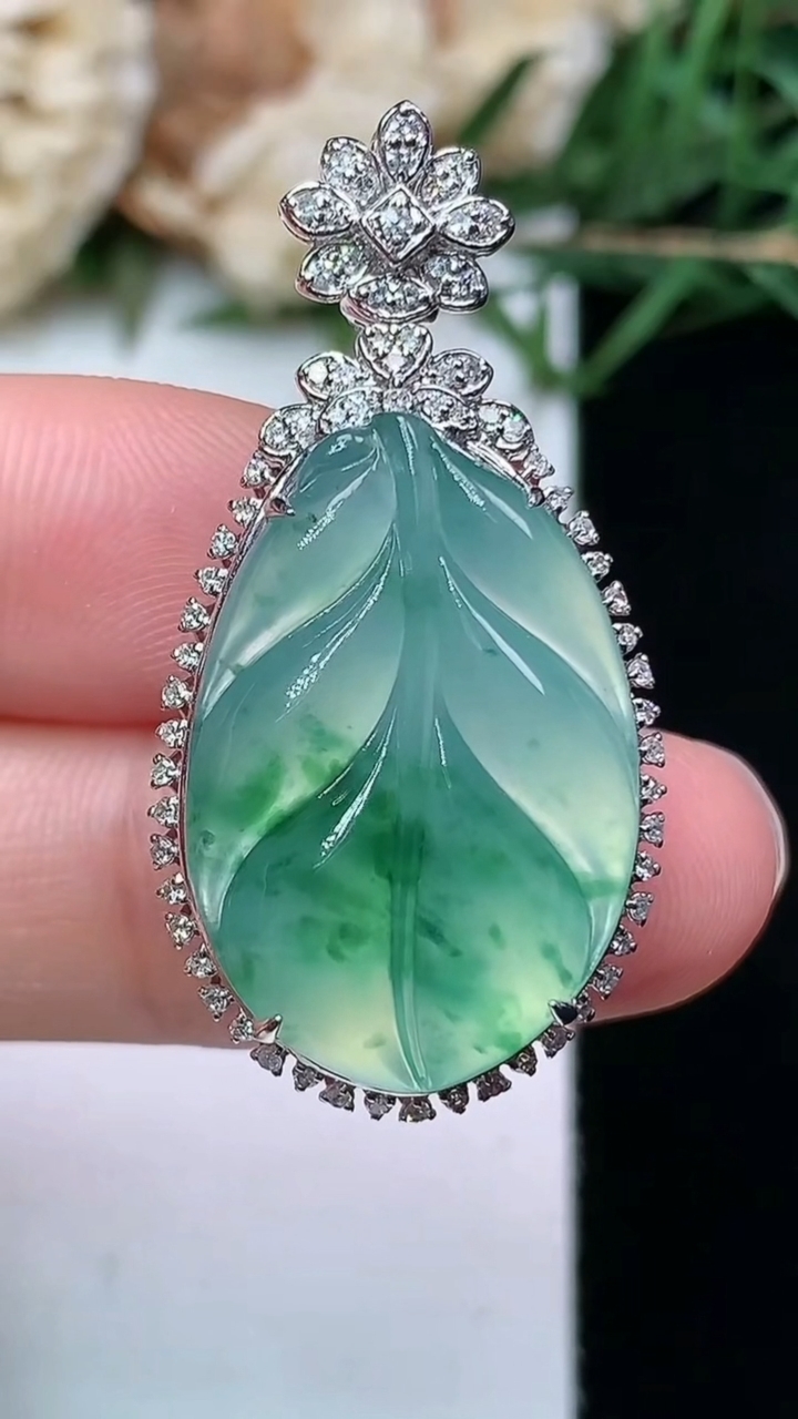 天然A货翡翠飘花金枝玉叶 叶子吊坠，尺寸35.8-18.4-9.5，裸石23.3-15.7，重量:5