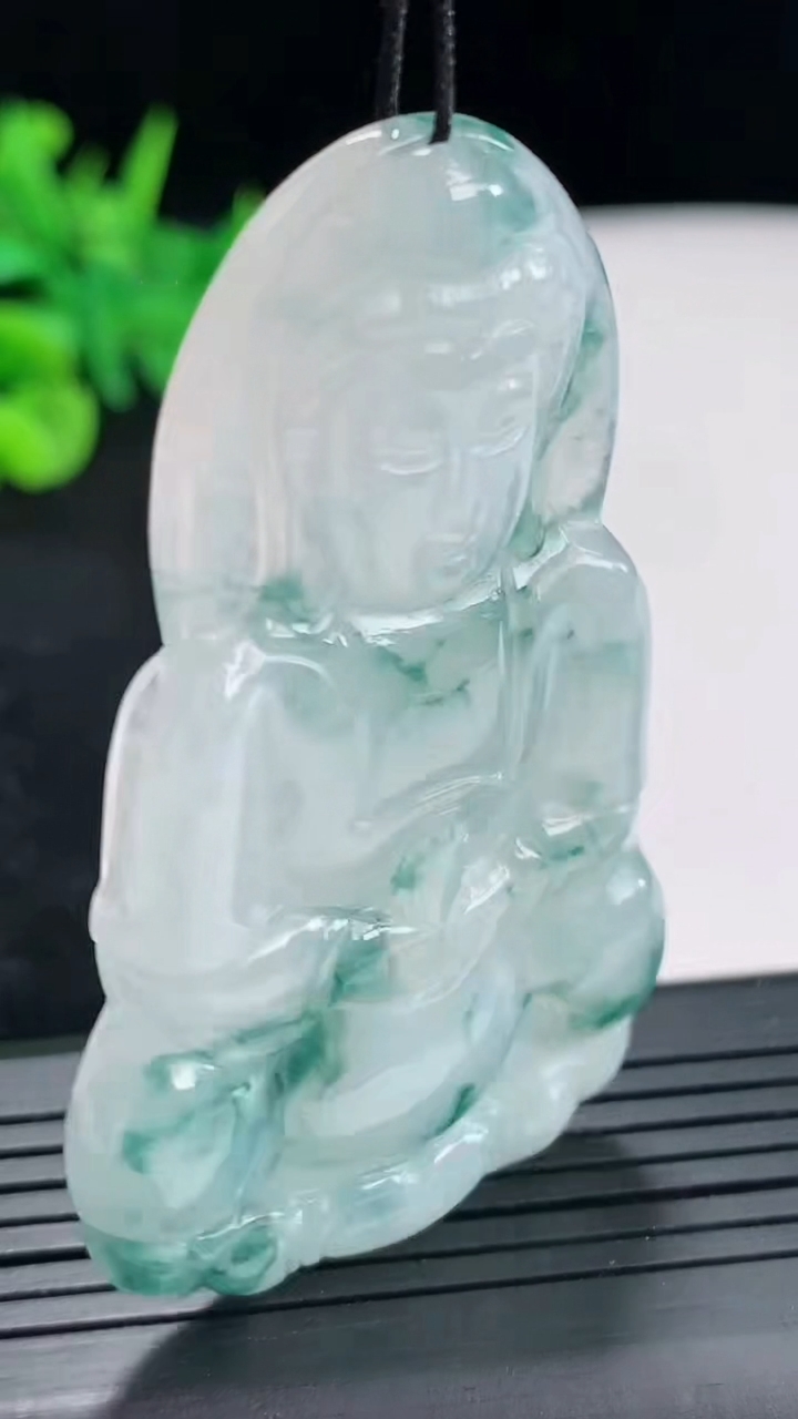 天然A货翡翠飘花正装观音吊坠，尺寸61-37-5.5重量:22.65g
4月21日