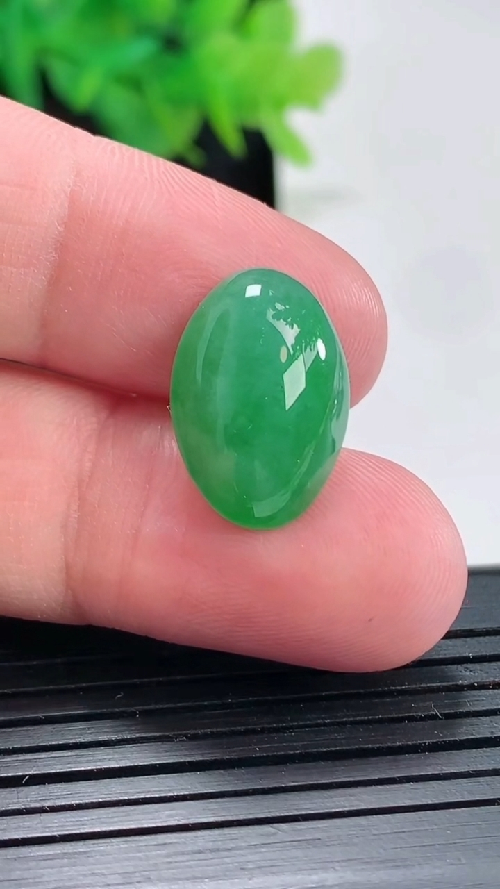 天然A货翡翠蛋面镶嵌件，尺寸18-12.5-5.8重量:2.28g
4月21日