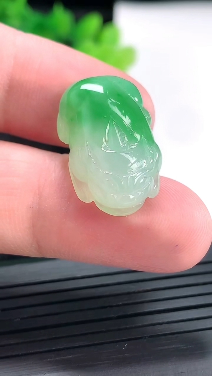 天然A货翡翠貔貅吊坠，尺寸23.5-15.5-7.2重量:5.05g
4月21日