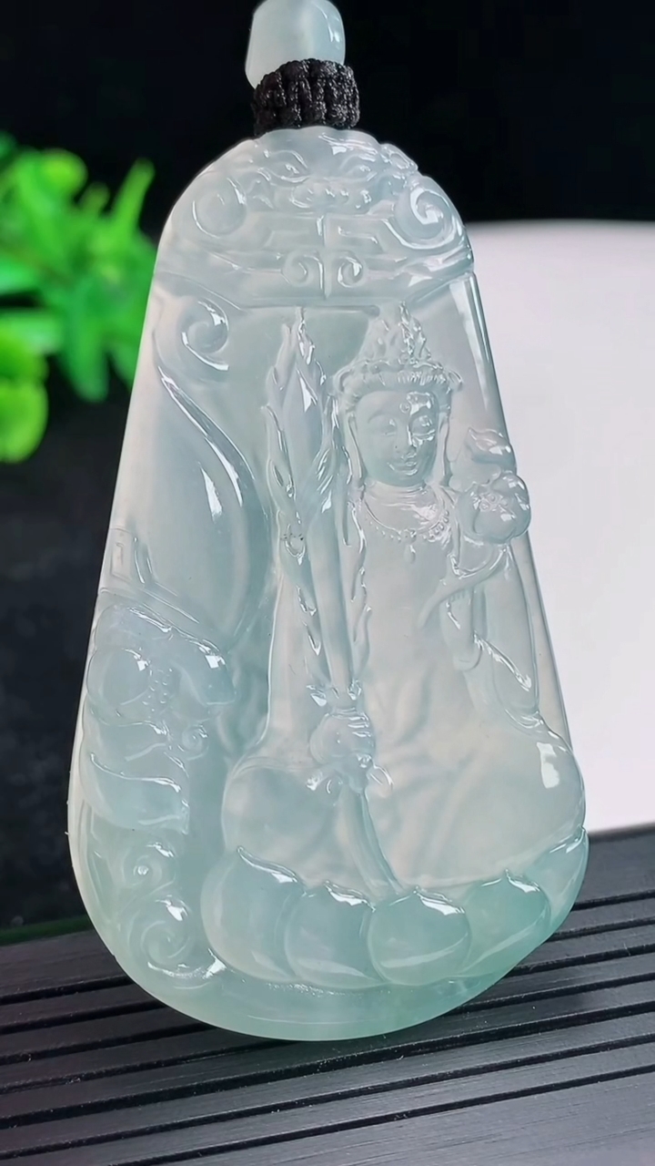 天然A货翡翠虚空藏菩萨吊坠，尺寸62-37-5.2重量:28.19g
4月21日