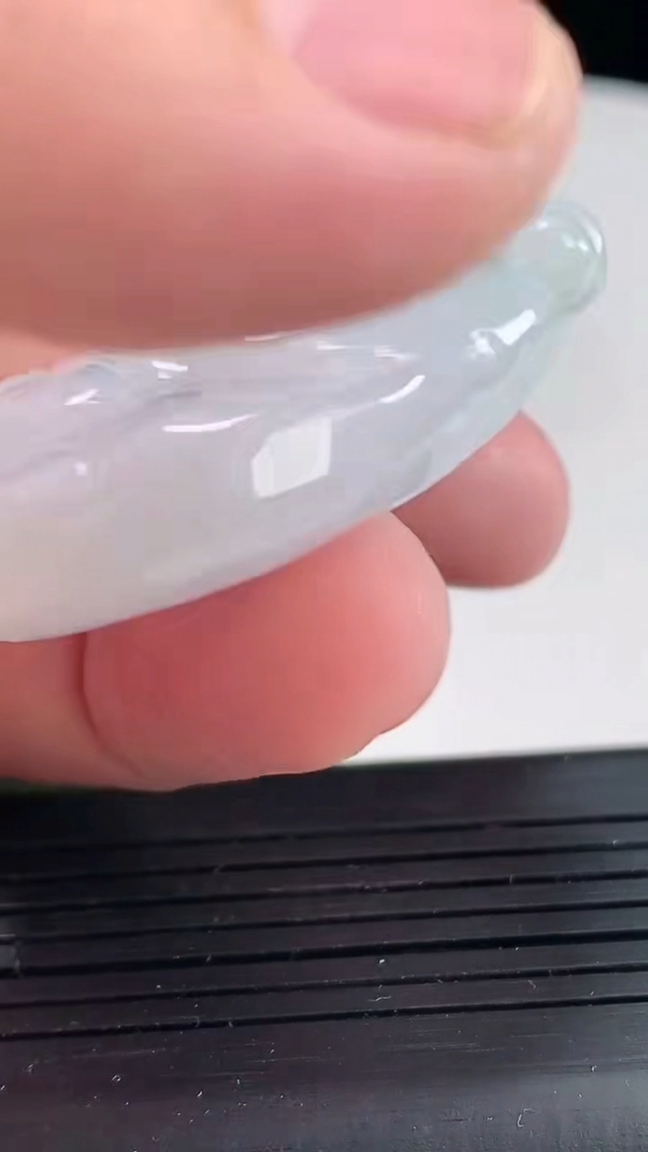 天然A货翡翠紫罗兰人参吊坠，尺寸49.5-33-11.5重量:37.85g
4月21日