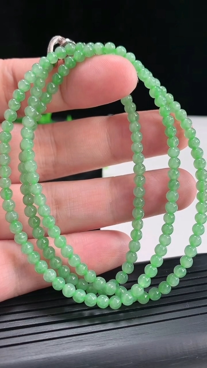 天然A货翡翠圆珠项链，尺寸3.5-168颗重量:16.56g
4月21日