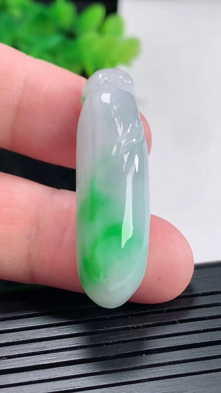 天然A货翡翠福瓜吊坠，尺寸41-12-9.6重量:10.58g
4月21日