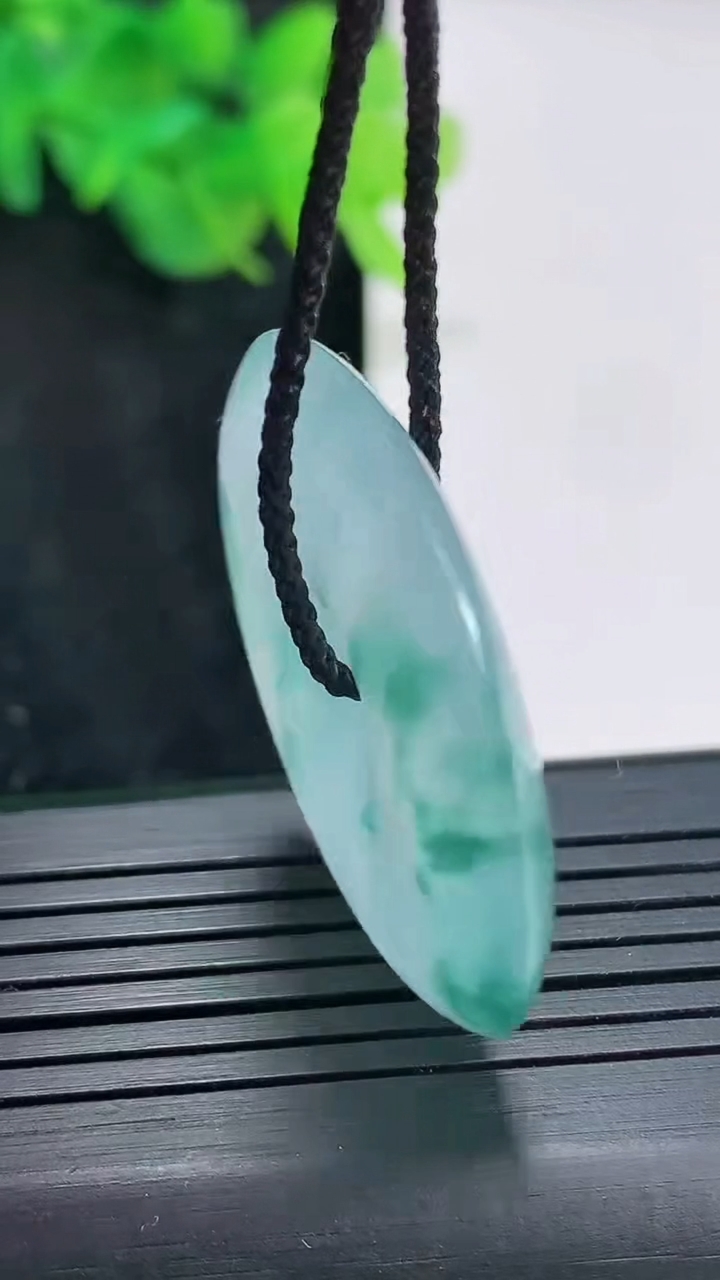 天然A货翡翠飘花平安扣吊坠，尺寸35.5-5.5重量:14.63g
4月21日