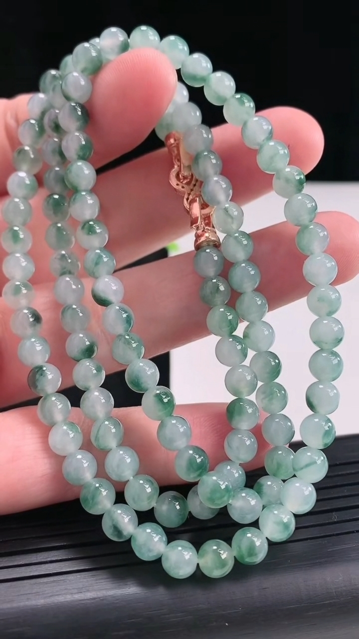 天然A货翡翠飘花圆珠项链，尺寸5.5-108颗重量:37.07g4月21日
工厂直销收藏佳品,种好水足，色泽均匀，有种有色，上手高大气！