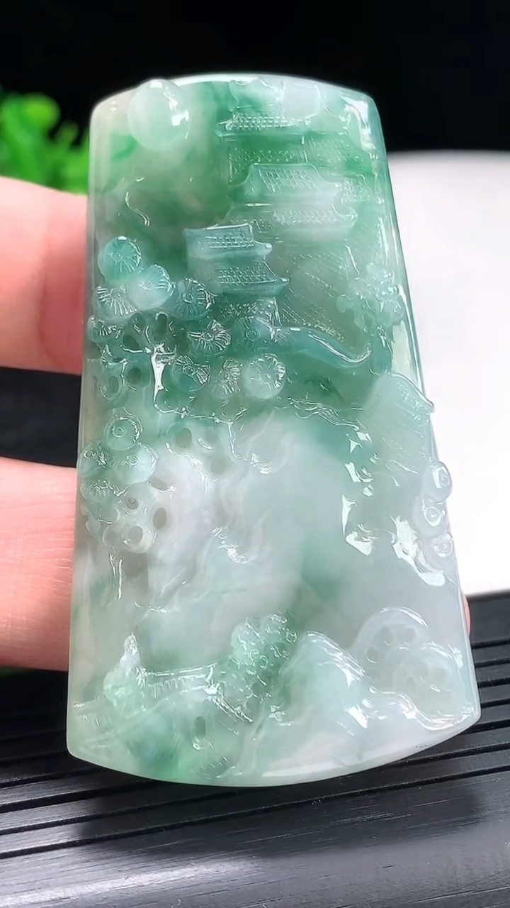 天然A货翡翠牌吊坠，尺寸64-35.5-5重量:25.24g
4月21日