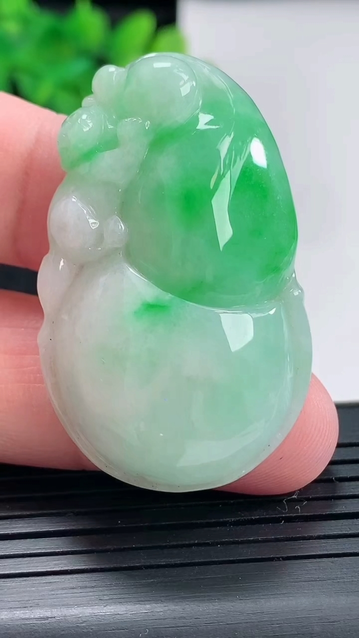 天然A货翡翠葫芦吊坠，尺寸44-27-10重量:19.94g
4月21日
