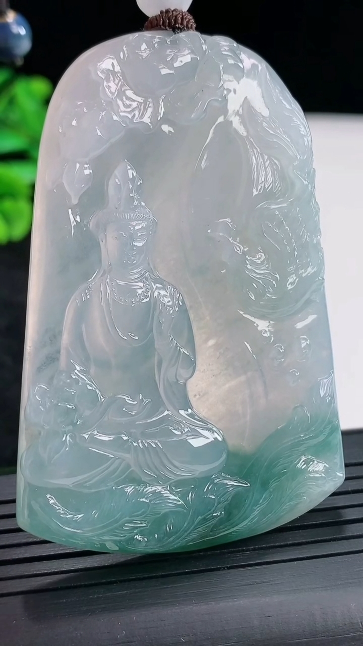 天然A货翡翠种飘花大势至菩萨吊坠，尺寸65.8-44.5-5.5重量:45.01g
4月21日