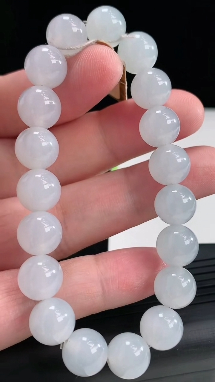 天然A货翡翠种白冰圆珠手串，尺寸10重量:35.49g4月21日
工厂直销收藏佳品,种好水足，色泽均匀，有种有色，上手高大气！