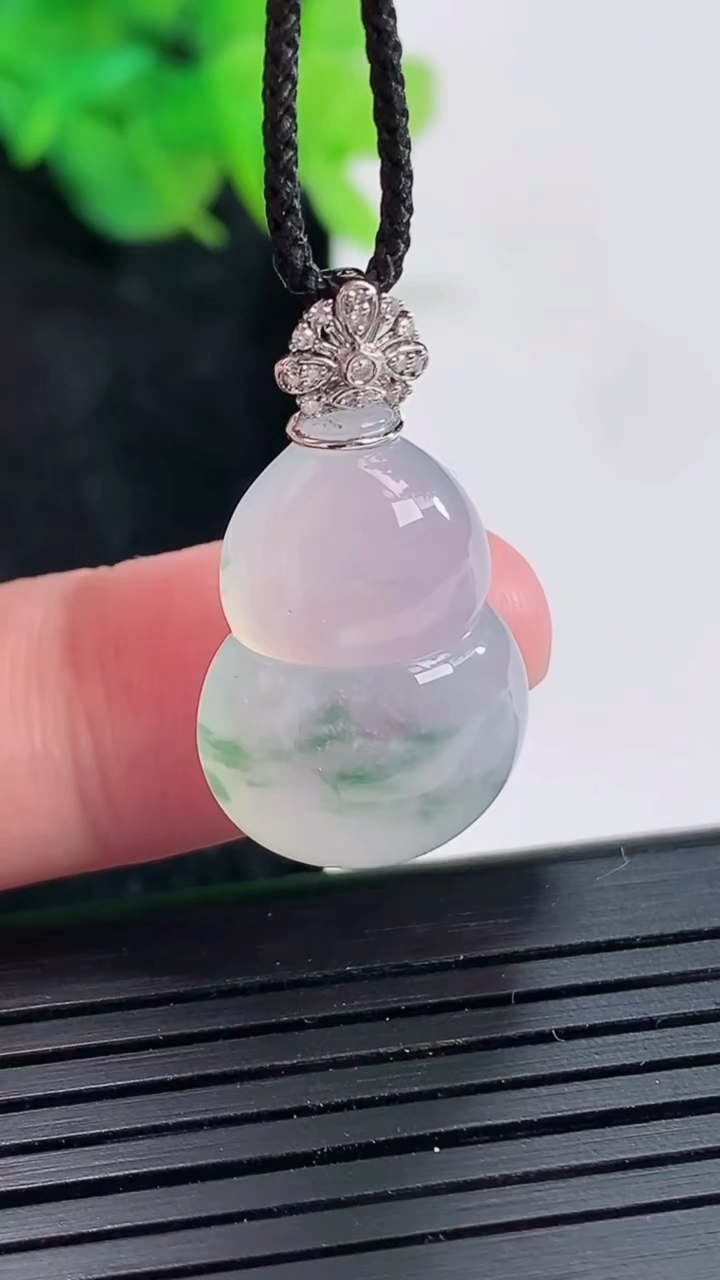 天然A货翡翠种飘花葫芦吊坠，尺寸22-16-7重量:4.86g
4月21日