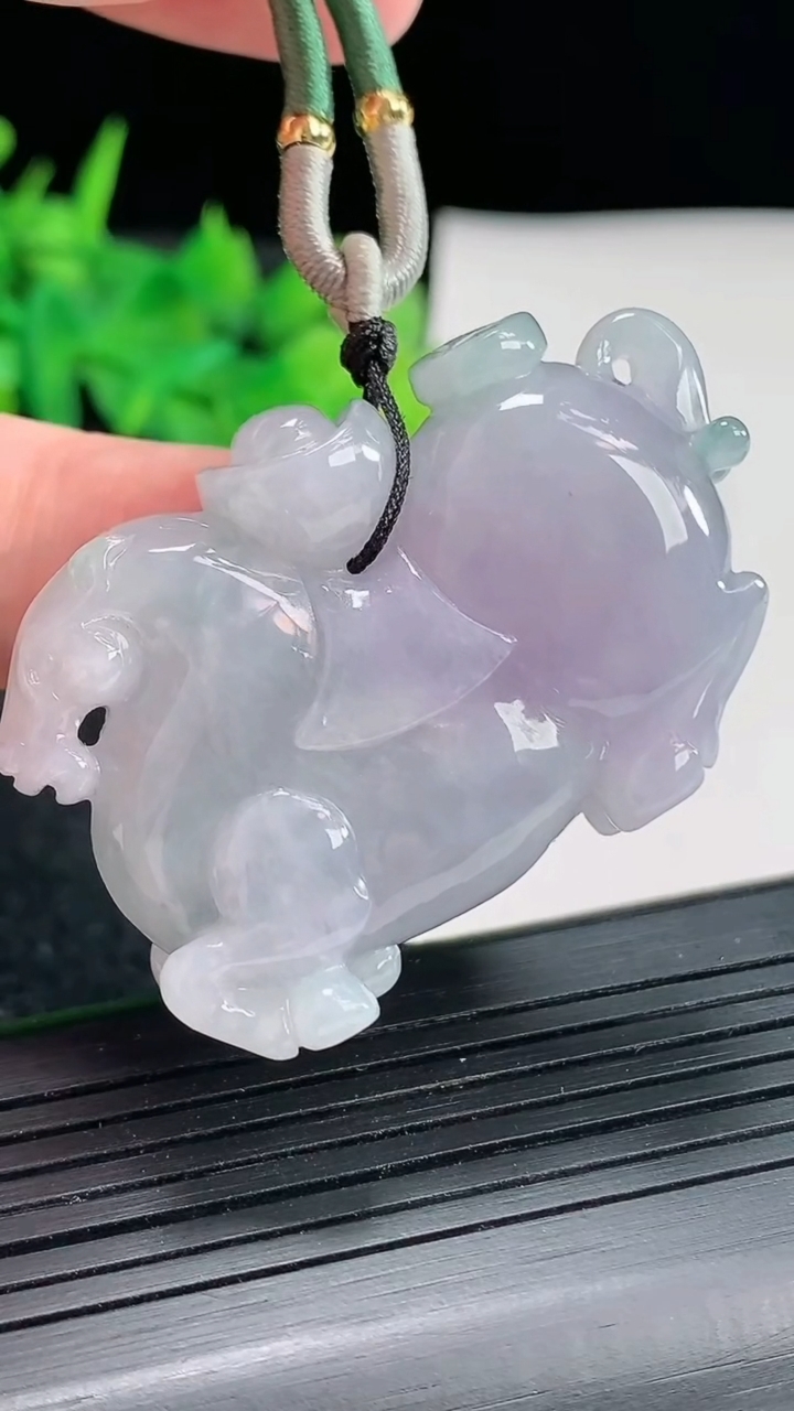 天然A货翡翠紫罗兰 飘花生肖马吊坠，尺寸46-32-12重量:32.23g
4月21日