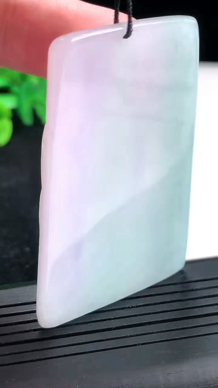 天然A货翡翠春带彩 紫罗兰大势至菩萨吊坠，尺寸60.6-38-4.5重量:24.35g
4月21日