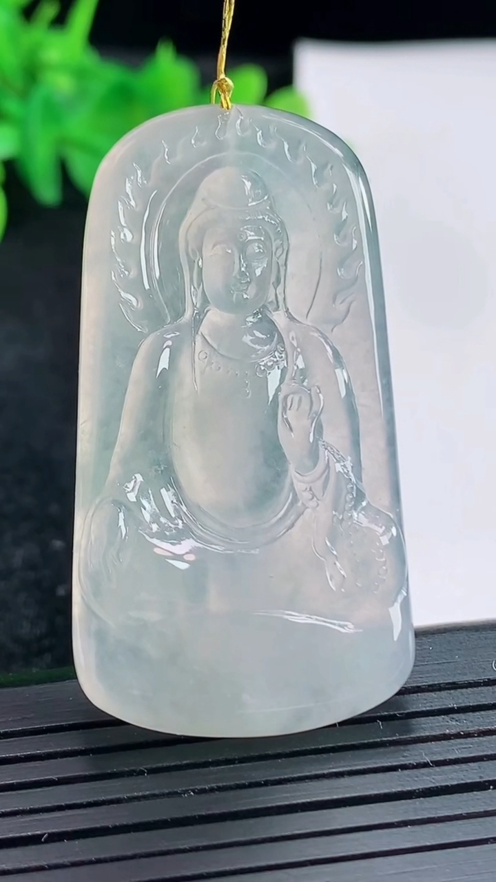 天然A货翡翠观音菩萨吊坠，尺寸50-26.5-5.6重量:16.65g
4月21日