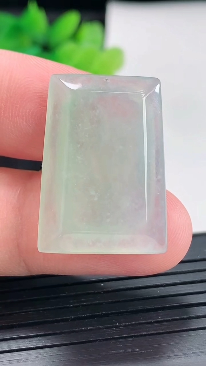 天然A货翡翠无事牌吊坠，尺寸28-20-4.8重量:5.76g
4月21日