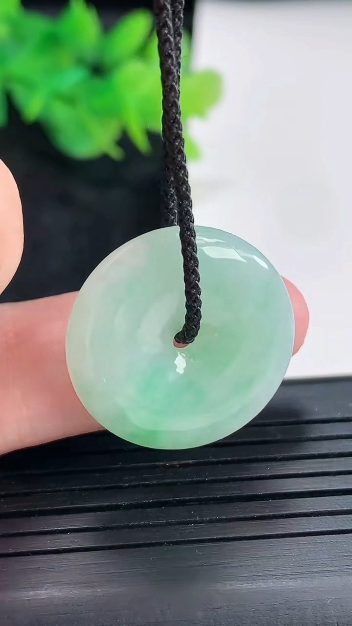 天然A货翡翠平安扣吊坠，尺寸23.5-5重量:5.13g
4月21日