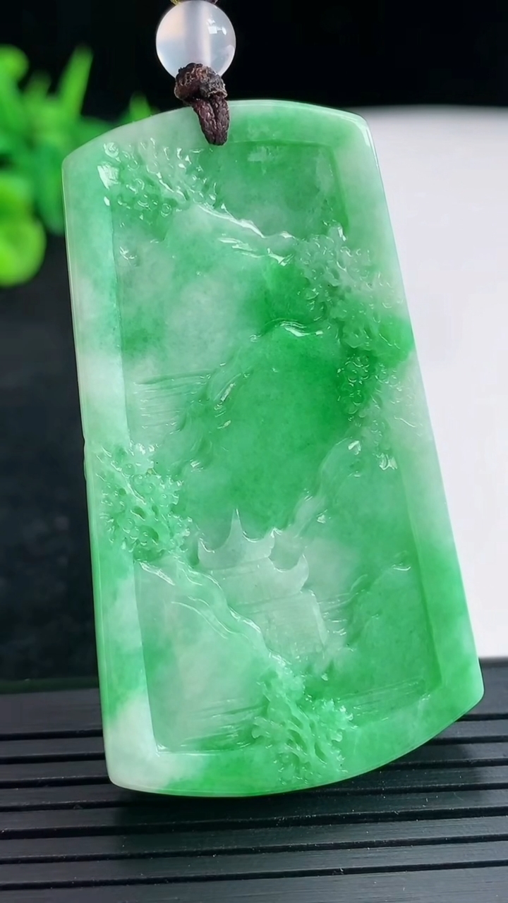 天然A货翡翠山水牌吊坠，尺寸56.6-32.5-10.5重量:40.55g
4月21日